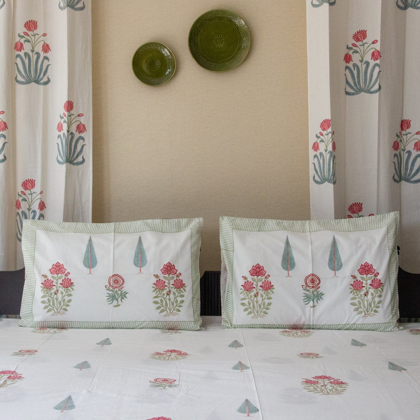 Hibiscus Harmony Bedsheet